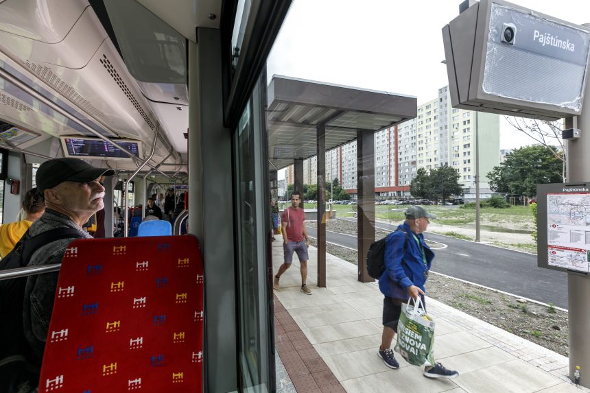 cestujÃƒÂºci vystupujÃƒÂº z elektriÃ„Âky
