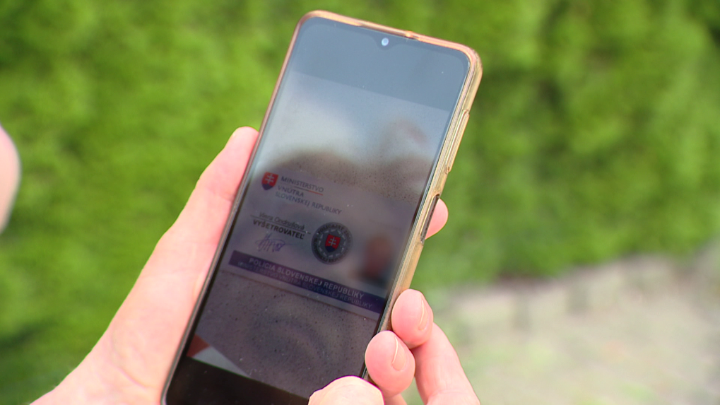 Podvodníci zneužívajú falošné preukazy, ktoré sú na obrazovke mobilného telefónu.