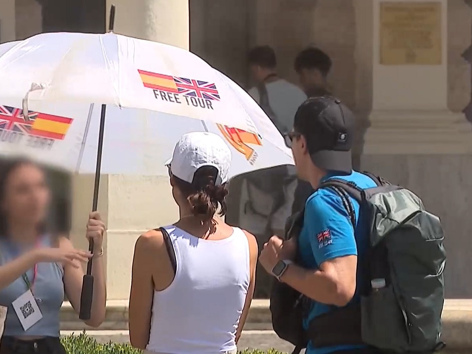 Sprievodca s dvoma turistami.