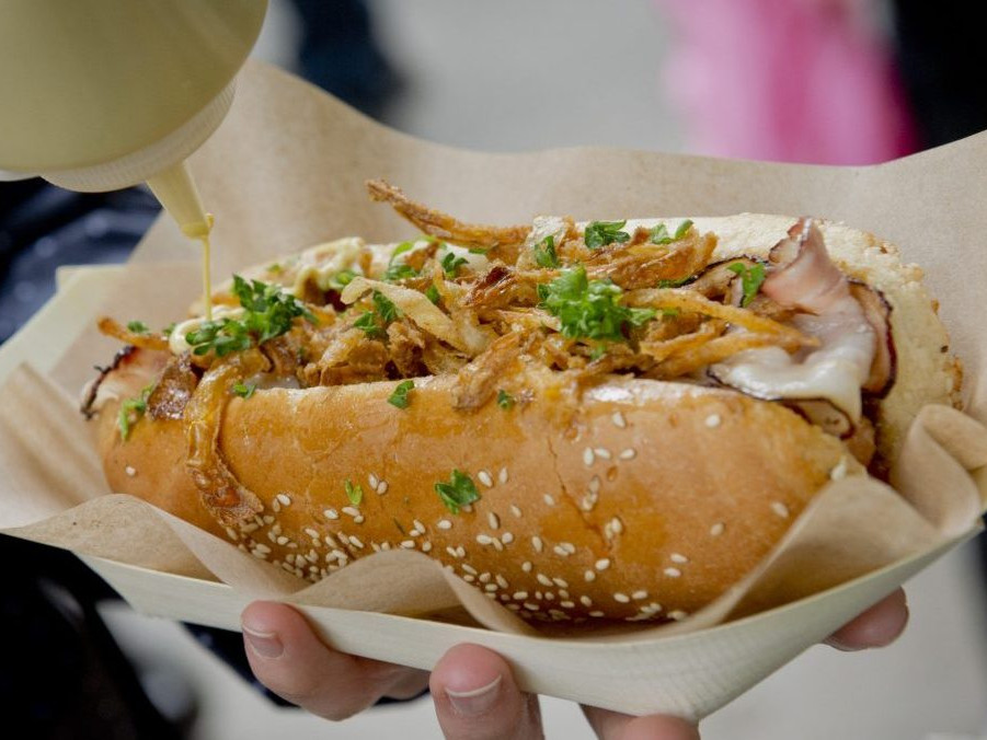 Na ilustračnej snímke jedlo zo stánku s rýchlym občerstvením.