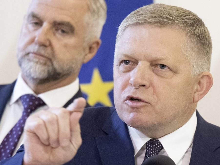 Na snímke Robert Fico a Tibor Gašpar.