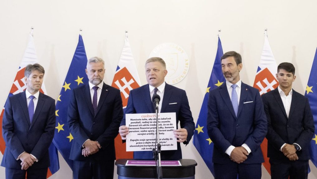 Na snímke Robert Fico s ostatnými členmi strany Smer.