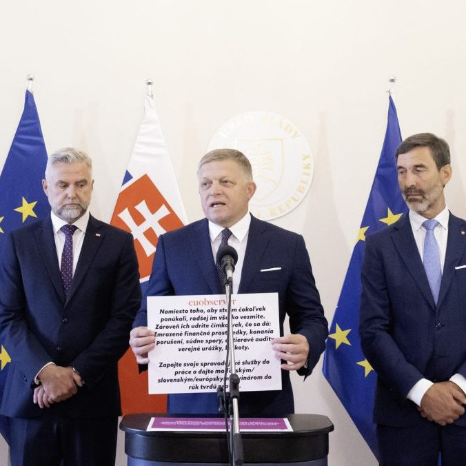 Na snímke Robert Fico s ostatnými členmi strany Smer.