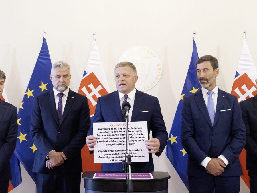 Na snímke Robert Fico s ostatnými členmi strany Smer.