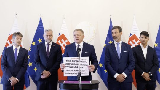 Na snímke Robert Fico s ostatnými členmi strany Smer.