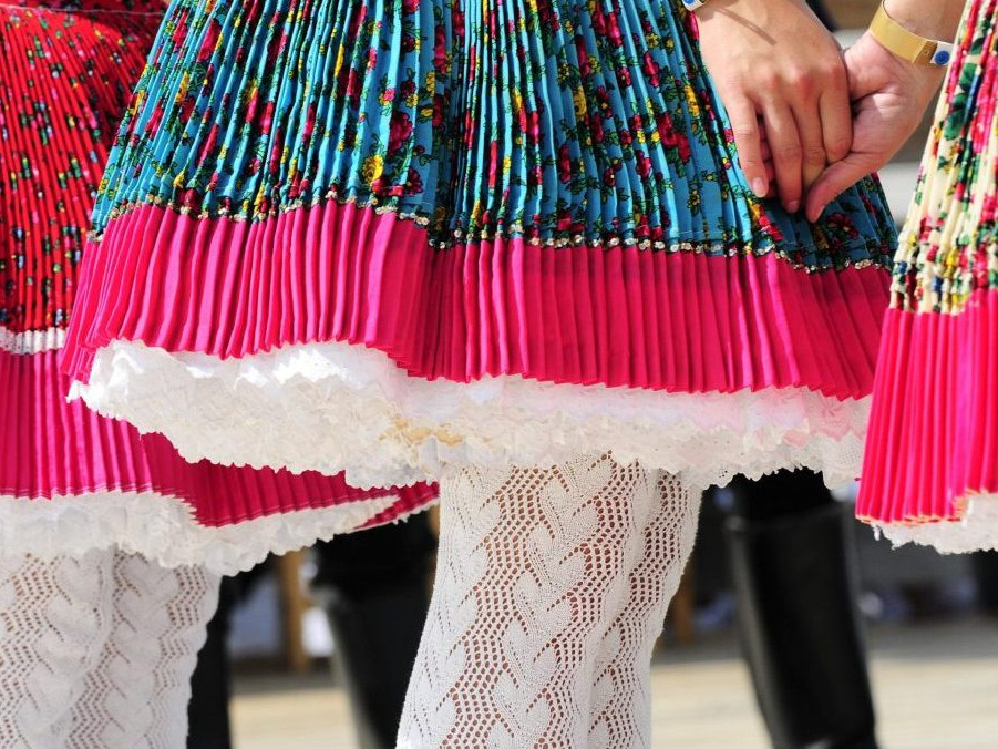 Na ilustračnej snímke dievča oblečené v kroji.