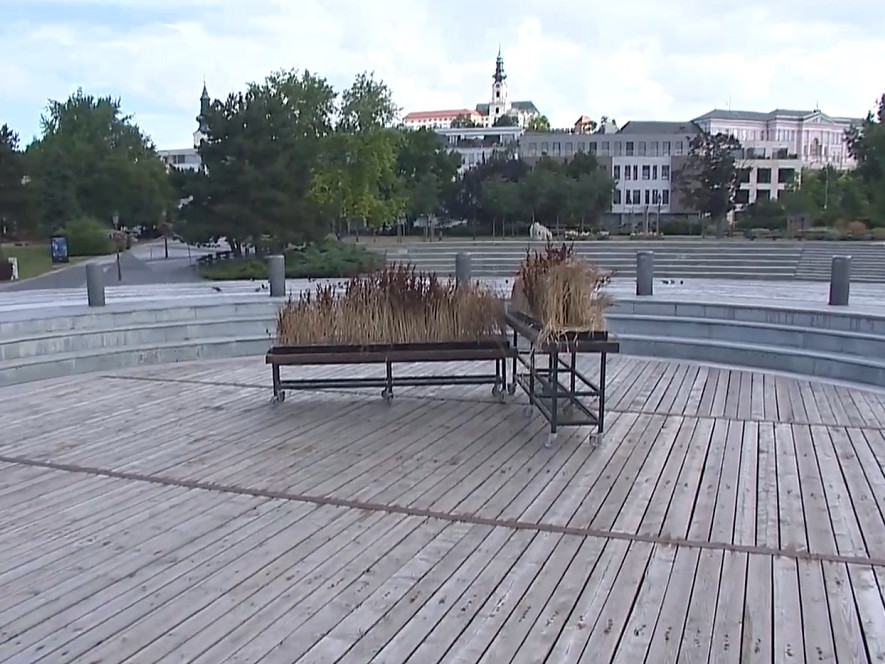 Nefunkčná fontána v centre Nitry.