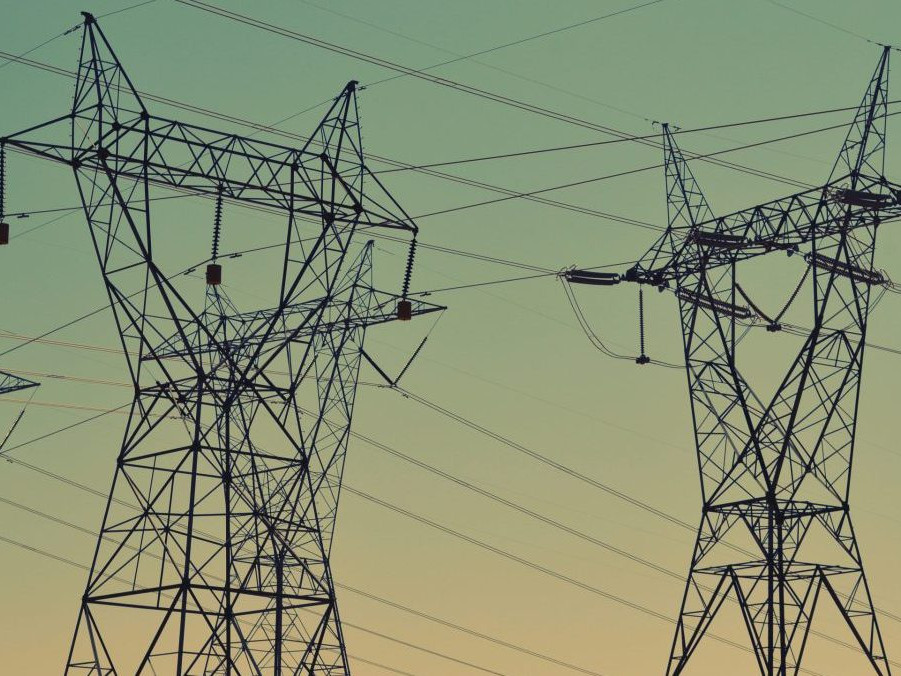 Ilustračná snímka vodičov elektrickej energie.