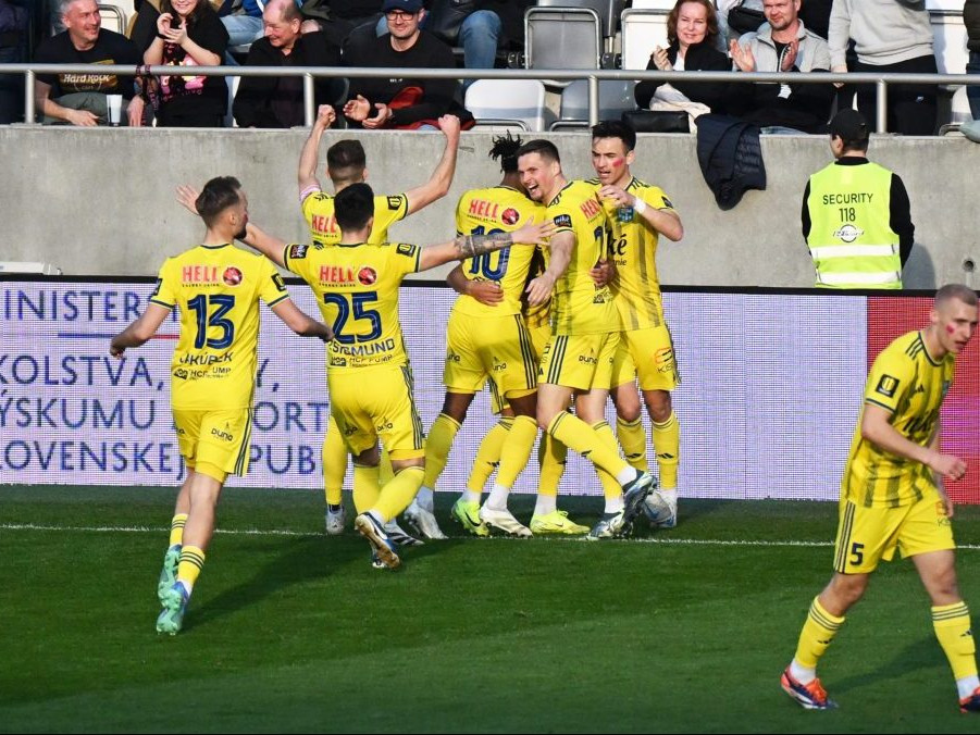 Futbalisti Košíc sa tešia z gólu.