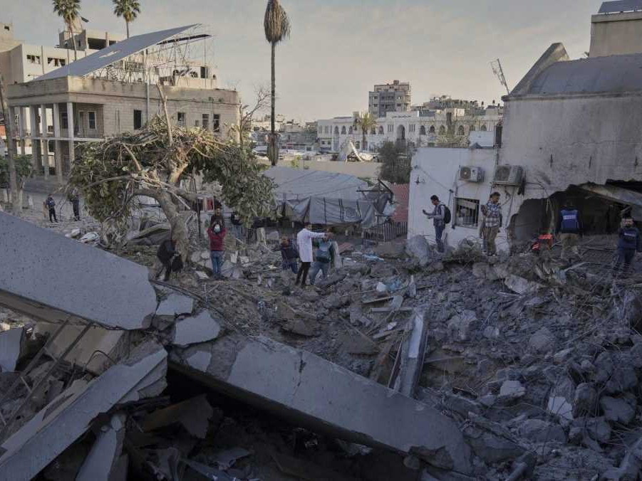 Na ilustračnej snímke zničené budovy v Pásme Gazy.