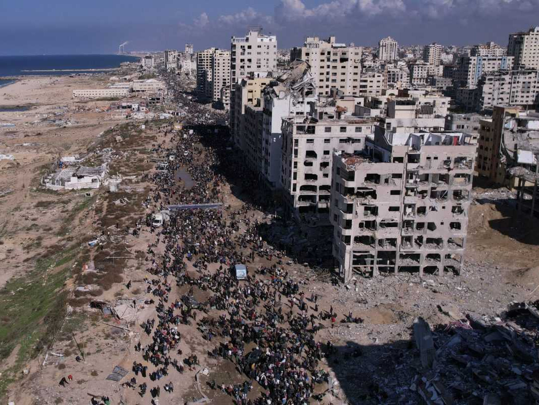 Na snímke vracajúci sa Palestínčania.