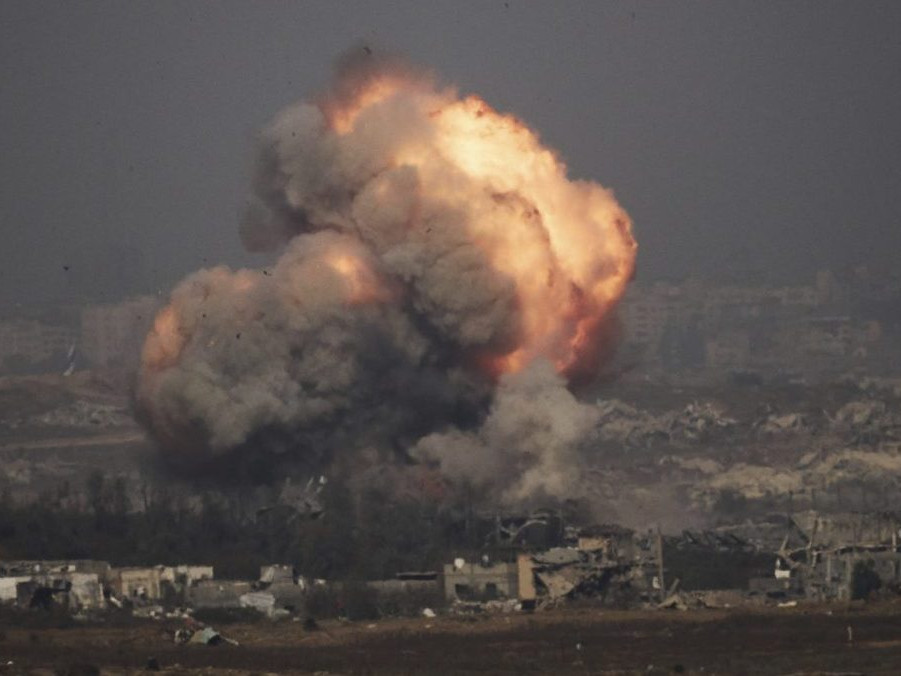 Na snímke výbuch po izraelskom útoku v Pásme Gazy.