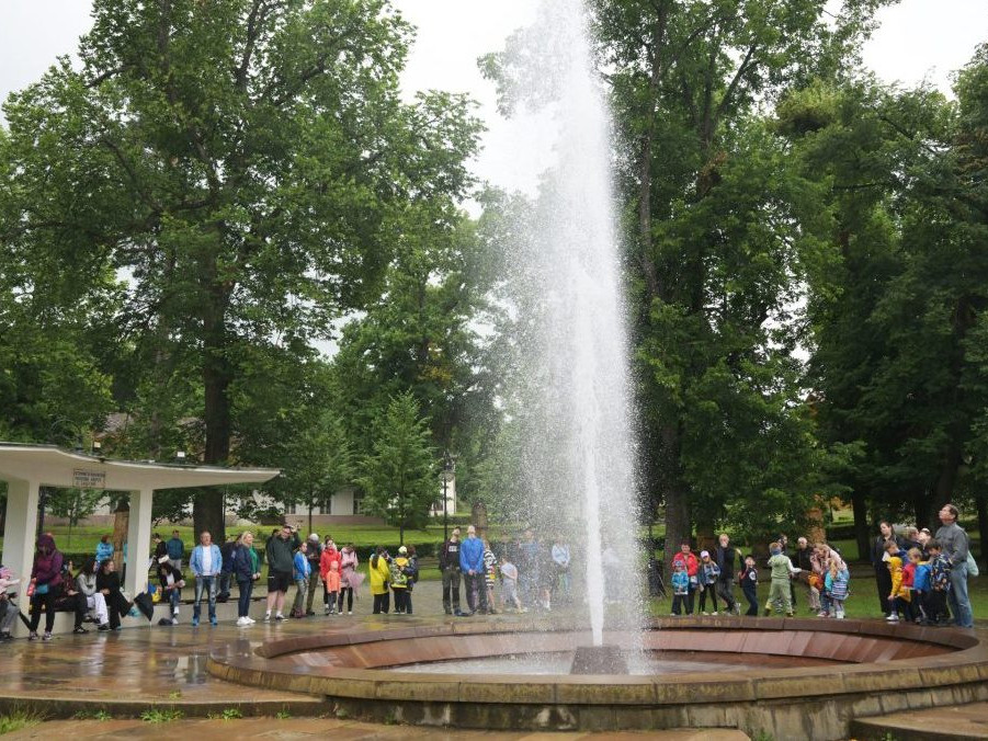 Erupcia gejzíru v obci Herľany.