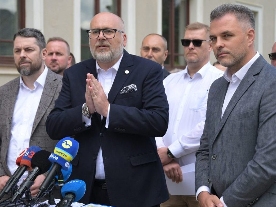 Štátny tajomník rezortu vnútra Michal Kaliňák (uprostred).