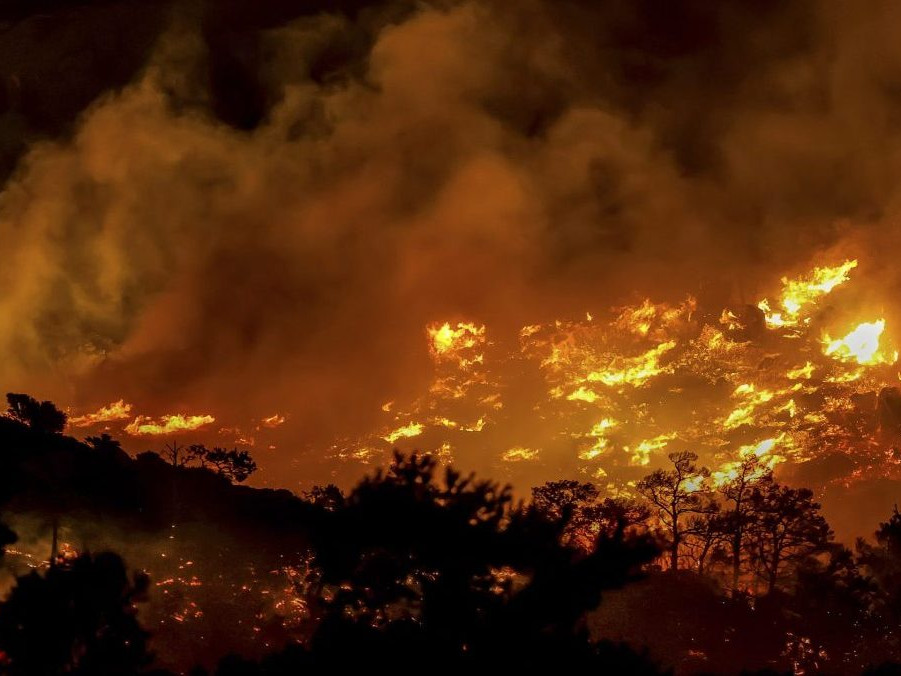 Lesný požiar v Grécku.