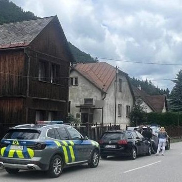Na snímke dom, v ktorom sa zabarikádoval útočník.
