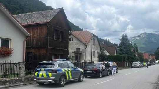 Na snímke dom, v ktorom sa zabarikádoval útočník.
