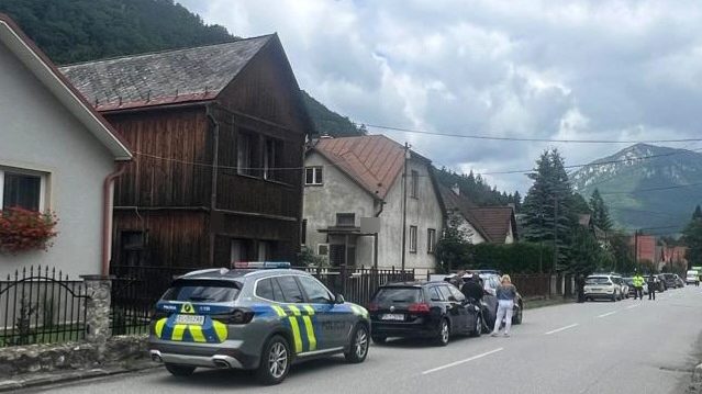 Na snímke dom, v ktorom sa zabarikádoval útočník.