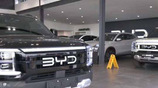Príkladom celosvetového úspechu je automobilka BYD.