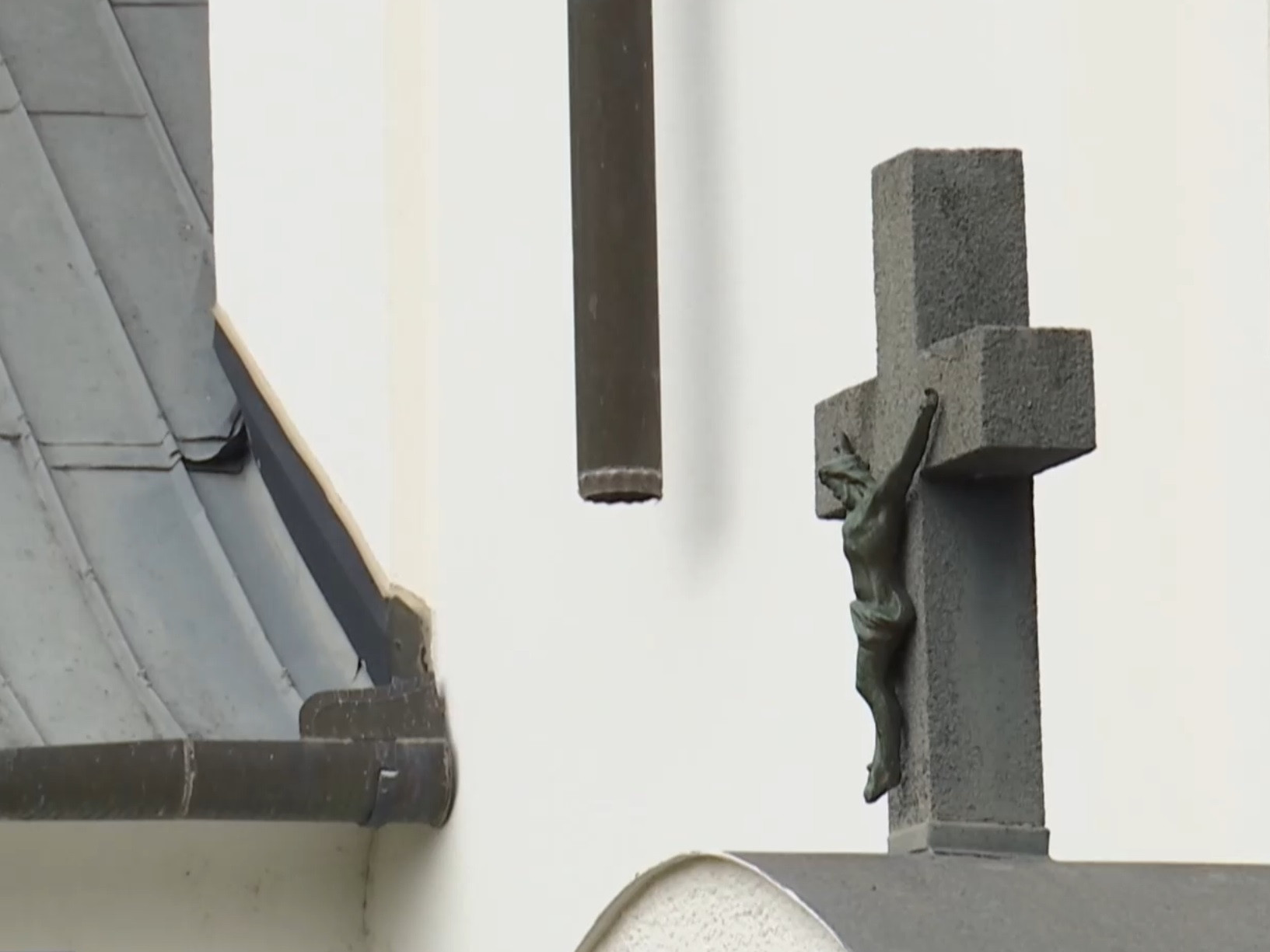 Zlodeji sa zamerali len na pravú stranu kostola, kde ich čiastočne kryla zeleň.