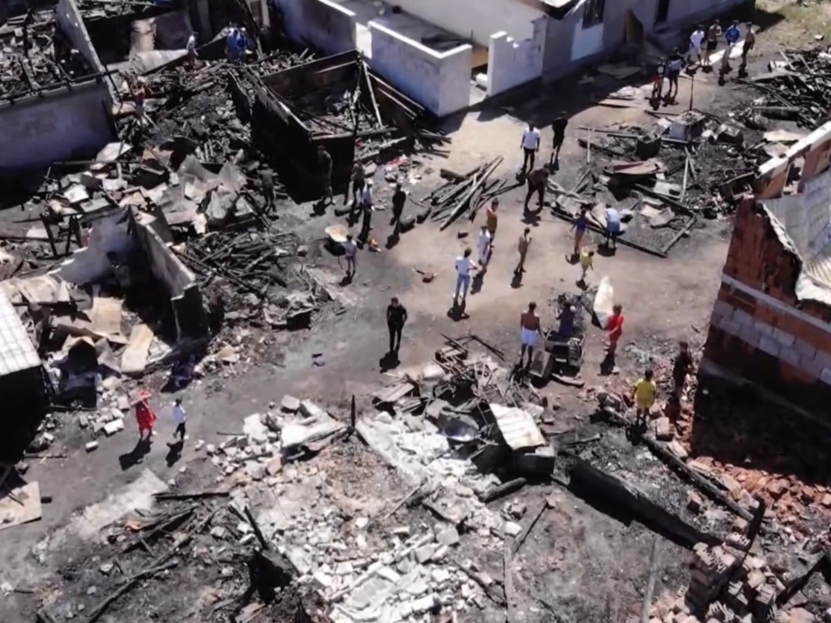 Od požiaru fungujú pracovníci obce na čele so starostom nonstop.