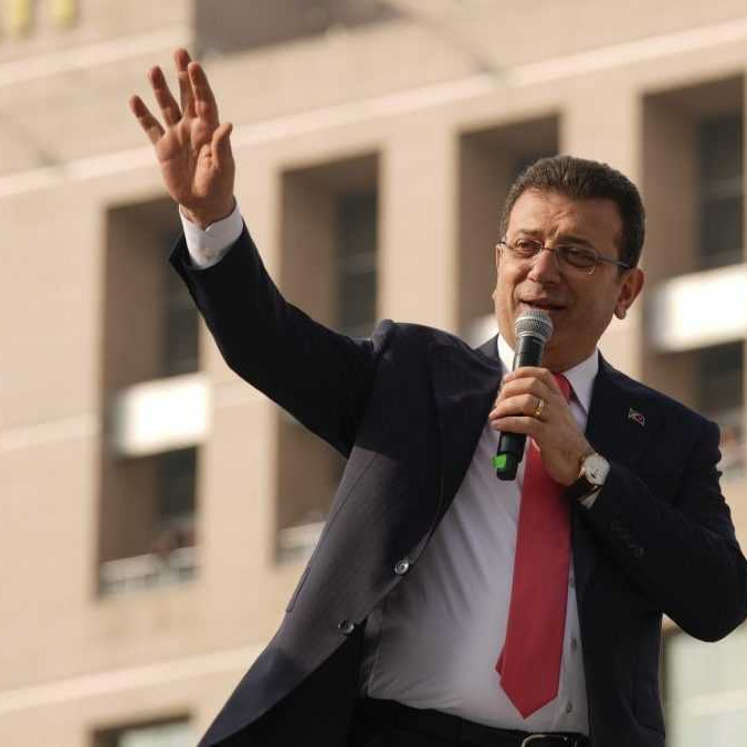 Primátora tureckej metropoly obžalovali z falšovania vysokoškolského titulu. Imamoglu obvinenia odmieta