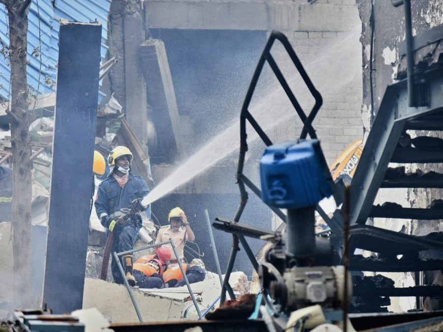Na snímke zasahujú zložky po výbuchu chemickej továrne v Indii.