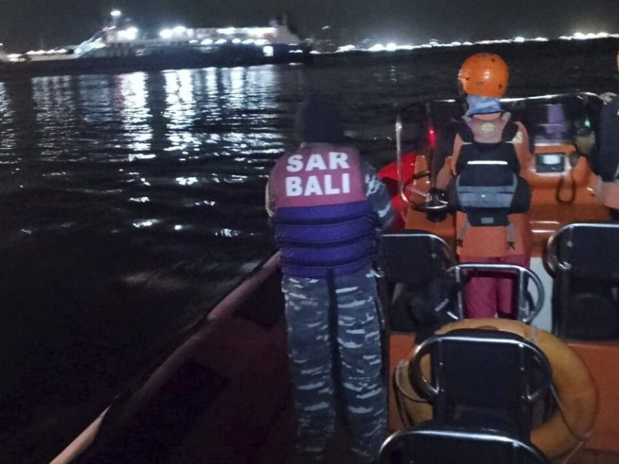 Záchranné zložky počas záchrannej akcie po potopení trajektu na Bali.