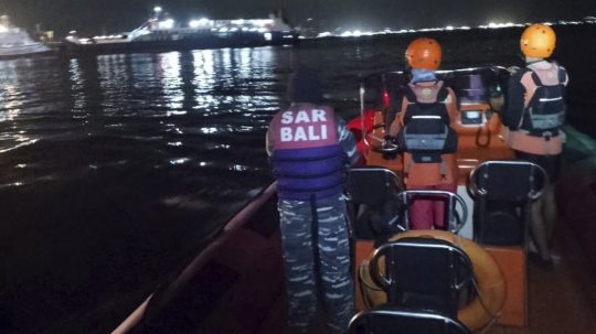 Záchranné zložky počas záchrannej akcie po potopení trajektu na Bali.