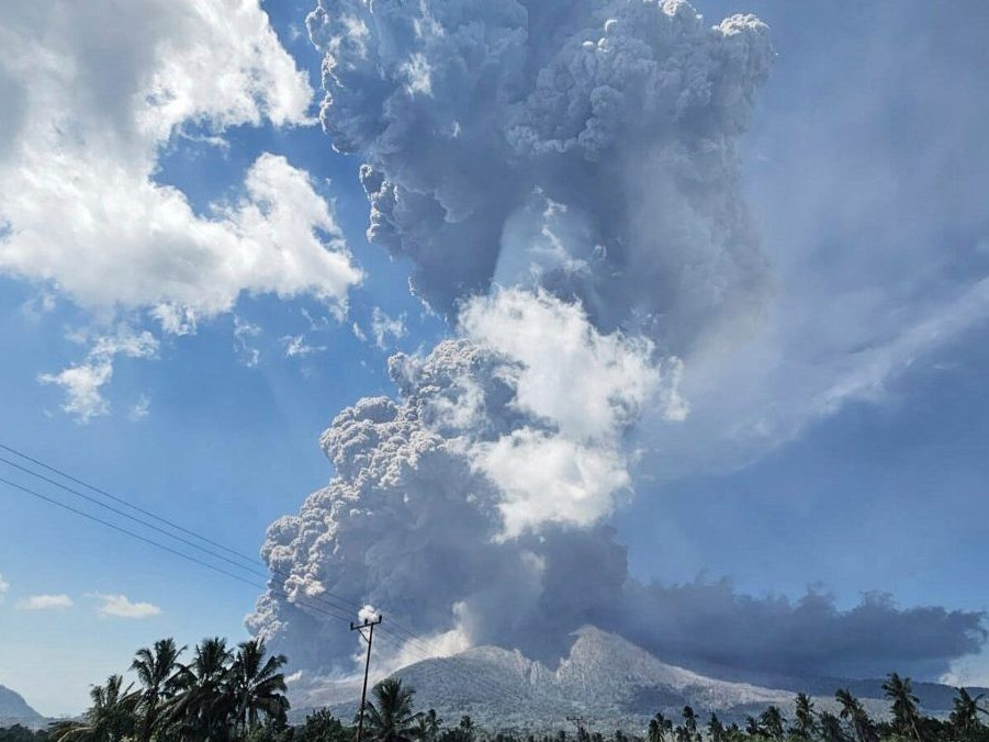 Na snímke chrliaci popol zo sopky Lewtobi.