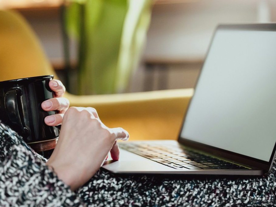 Žena pracujúca z domu.