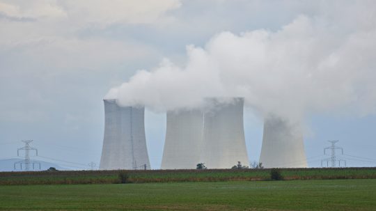 Pohľad na chladiace veže jadrovej elektrárne V2 v Jaslovských Bohuniciach.