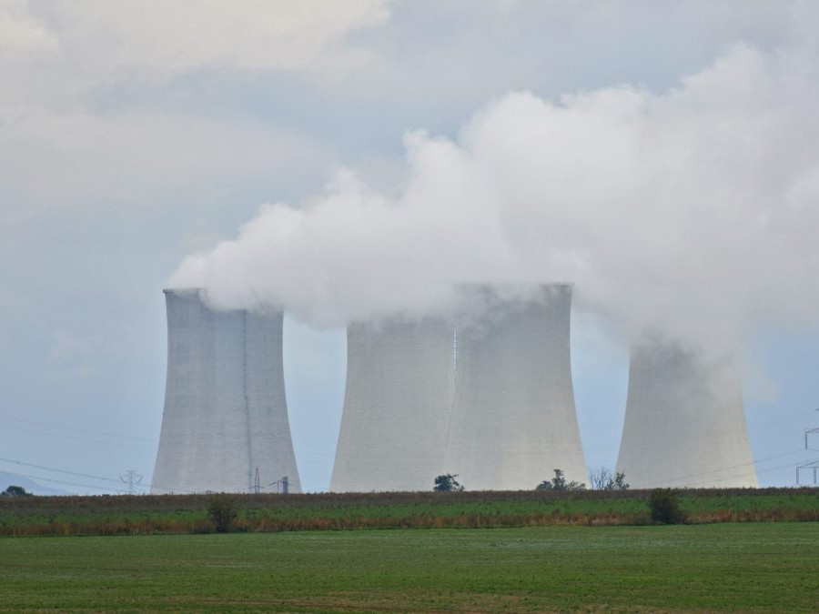 Pohľad na chladiace veže jadrovej elektrárne V2 v Jaslovských Bohuniciach.