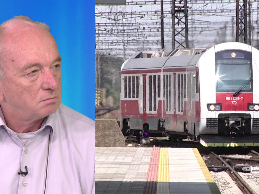 Vľavo Jiří Kubáček, vpravo vlak prichádza k nástupišťu na železničnej stanici.