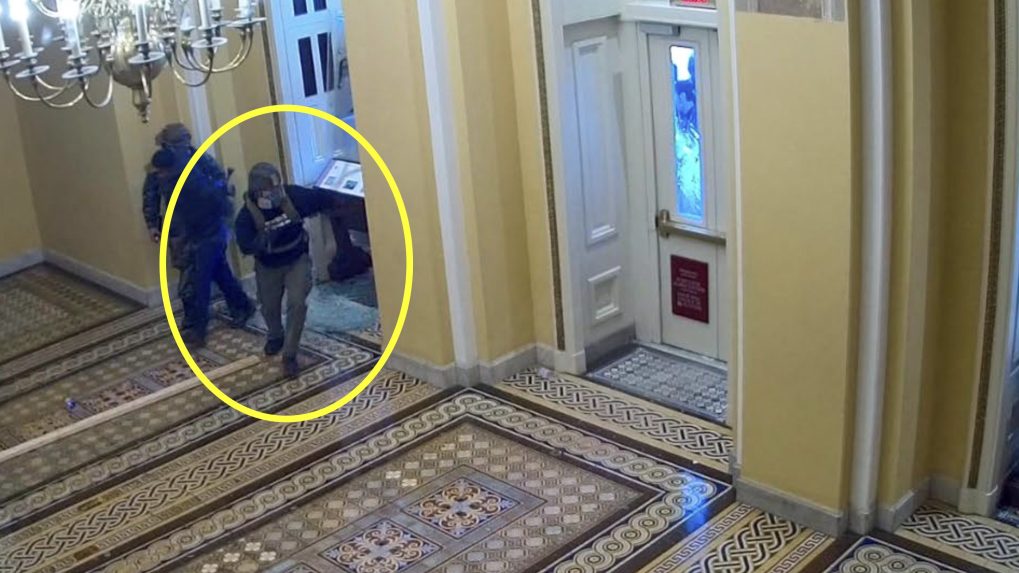 Američan, ktorý plánoval vraždy agentov FBI vyšetrujúcich jeho zapojenie do útoku na Kapitol, dostal doživotie