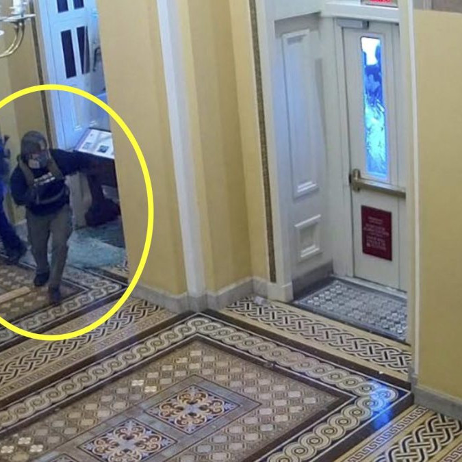 Američan, ktorý plánoval vraždy agentov FBI vyšetrujúcich jeho zapojenie do útoku na Kapitol, dostal doživotie