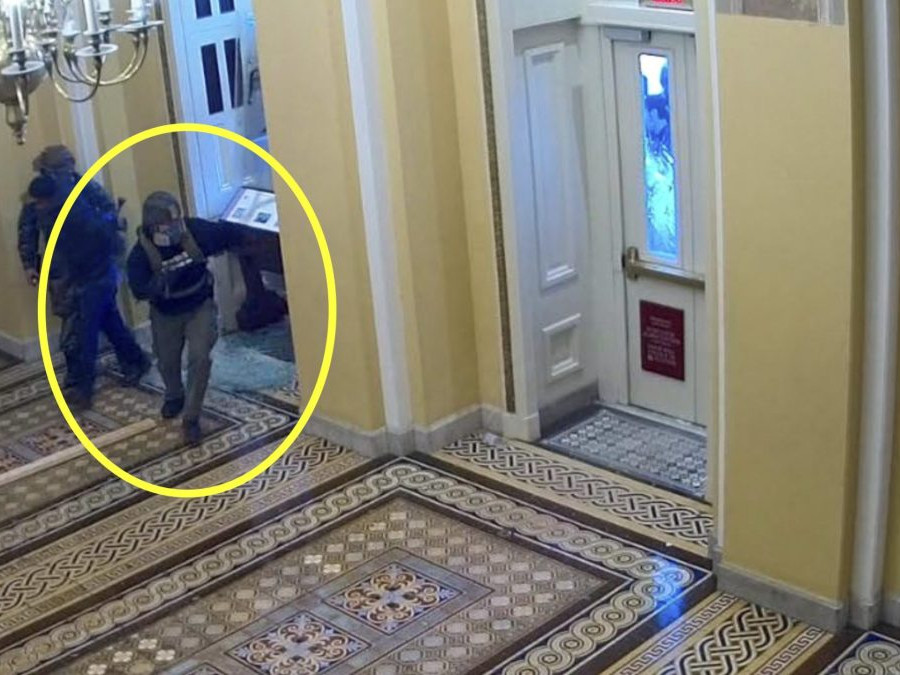 Zábery zachytávajú Kelleyho vstupujúceho do budovy Kapitolu.