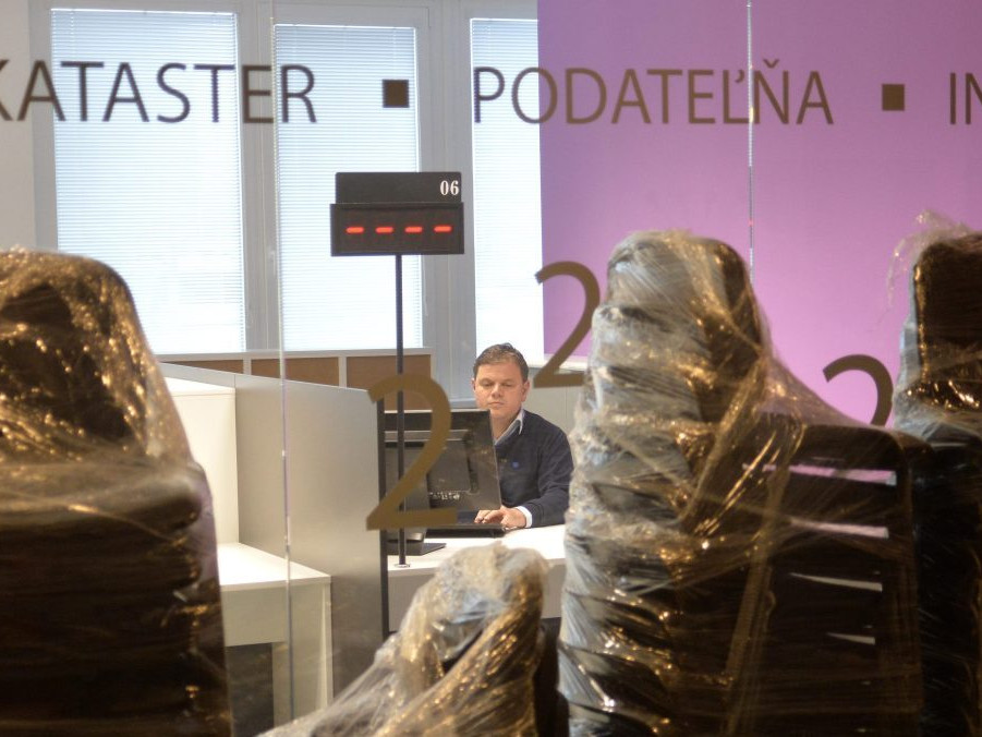 Na snímke posledné prípravy pred spustením prevádzky Klientskeho centra na Tomášikovej ulici v Bratislave.