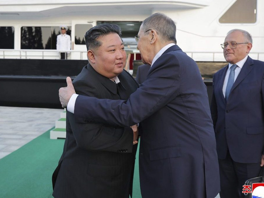 Na snímke Kim Čong-un a Sergej Lavrov.