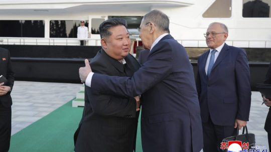 Na snímke Kim Čong-un a Sergej Lavrov.