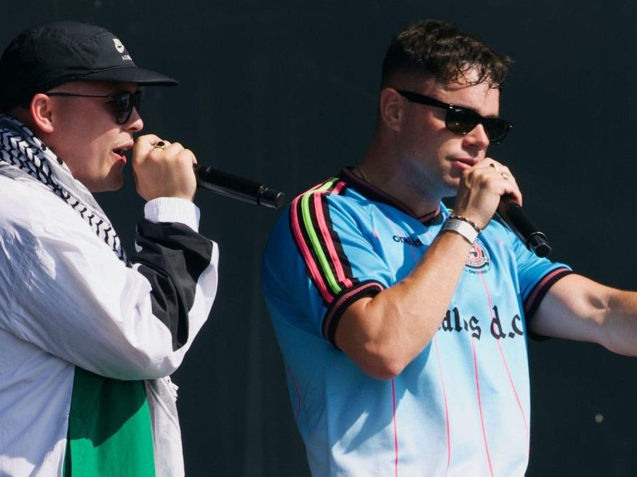 Skupina Kneecap počas vystúpenia na festivale Glastonbury.