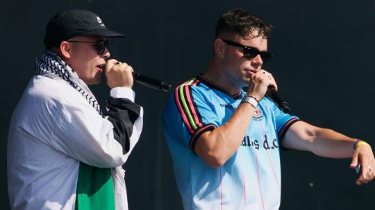 Skupina Kneecap počas vystúpenia na festivale Glastonbury.