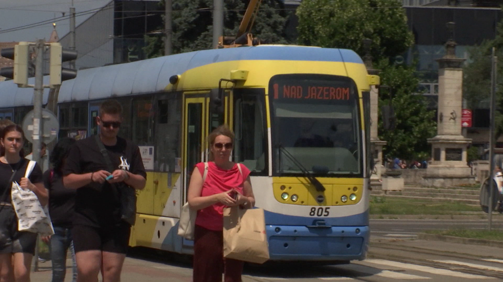 Električka a ľudia na ulici v Košiciach.