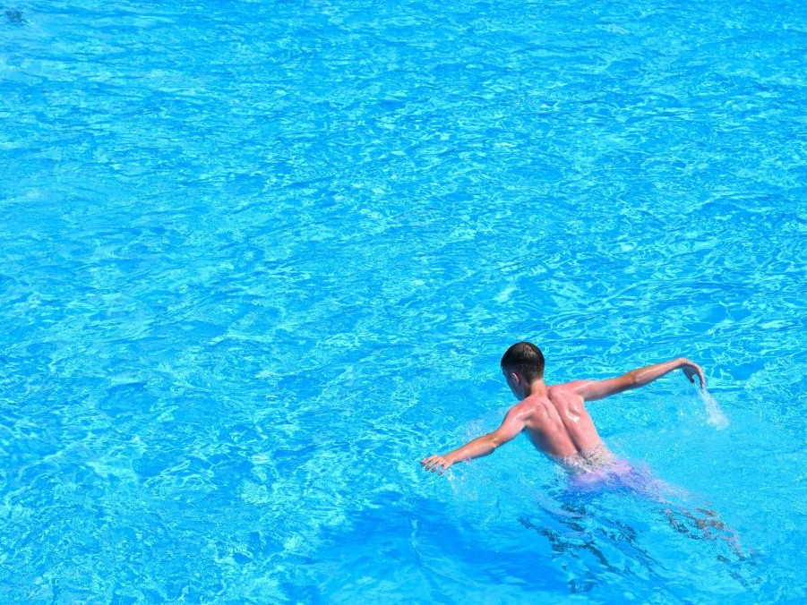 Úrady monitorujú kvalitu vody pravidelne. Ľudia si môžu informácie o stave kúpaliska vyhľadať online