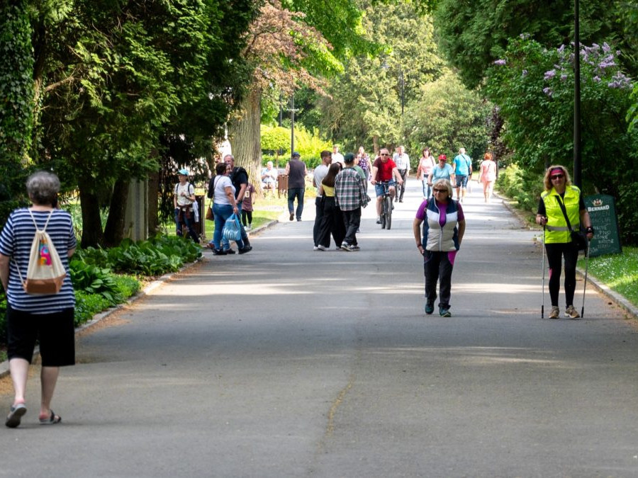 Ľudia na prechádzke v parku.