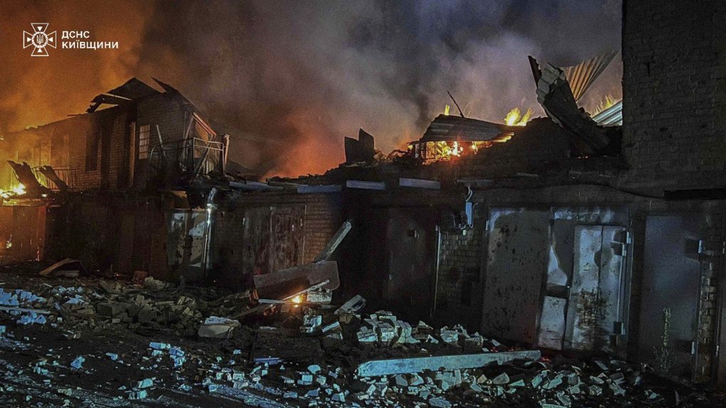 Na snÃƒÂ­mke, ktorÃƒÂº poskytla ukrajinskÃƒÂ¡ pohotovostnÃƒÂ¡ sluÃ…Â¾ba. HasiÃ„Âi likvidujÃƒÂº poÃ…Â¾iar po ruskom ÃƒÂºtoku v Kyjevskej oblasti