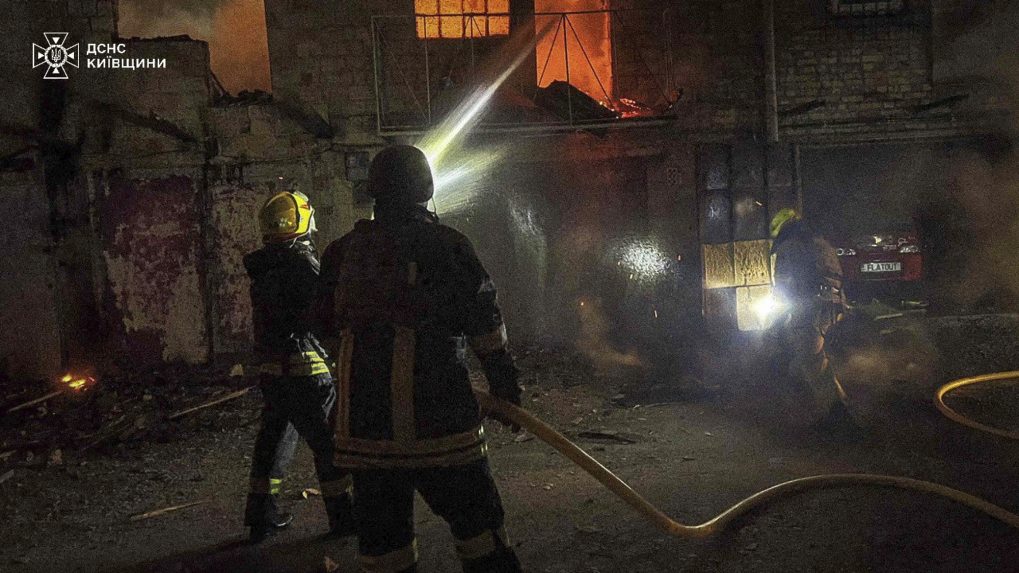 Na snÃƒÂ­mke, ktorÃƒÂº poskytla ukrajinskÃƒÂ¡ pohotovostnÃƒÂ¡ sluÃ…Â¾ba. HasiÃ„Âi likvidujÃƒÂº poÃ…Â¾iar po ruskom ÃƒÂºtoku v Kyjevskej oblasti