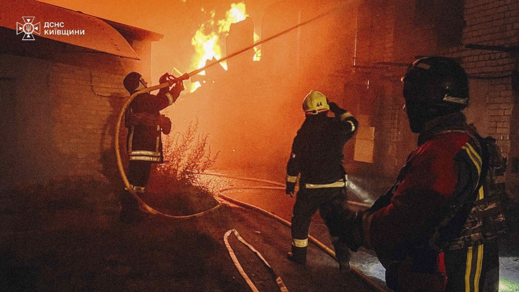 Na snÃƒÂ­mke, ktorÃƒÂº poskytla ukrajinskÃƒÂ¡ pohotovostnÃƒÂ¡ sluÃ…Â¾ba. HasiÃ„Âi likvidujÃƒÂº poÃ…Â¾iar po ruskom ÃƒÂºtoku v Kyjevskej oblasti