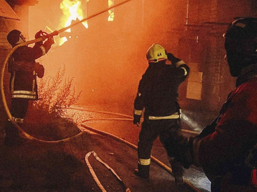 Na snímke, ktorú poskytla ukrajinská pohotovostná služba. Hasiči likvidujú požiar po ruskom útoku v Kyjevskej oblasti