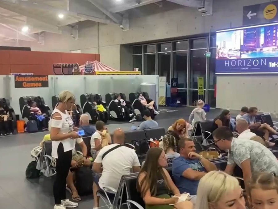 Na snímke cestujúci, ktorí uviazli na letisku v Larnake.